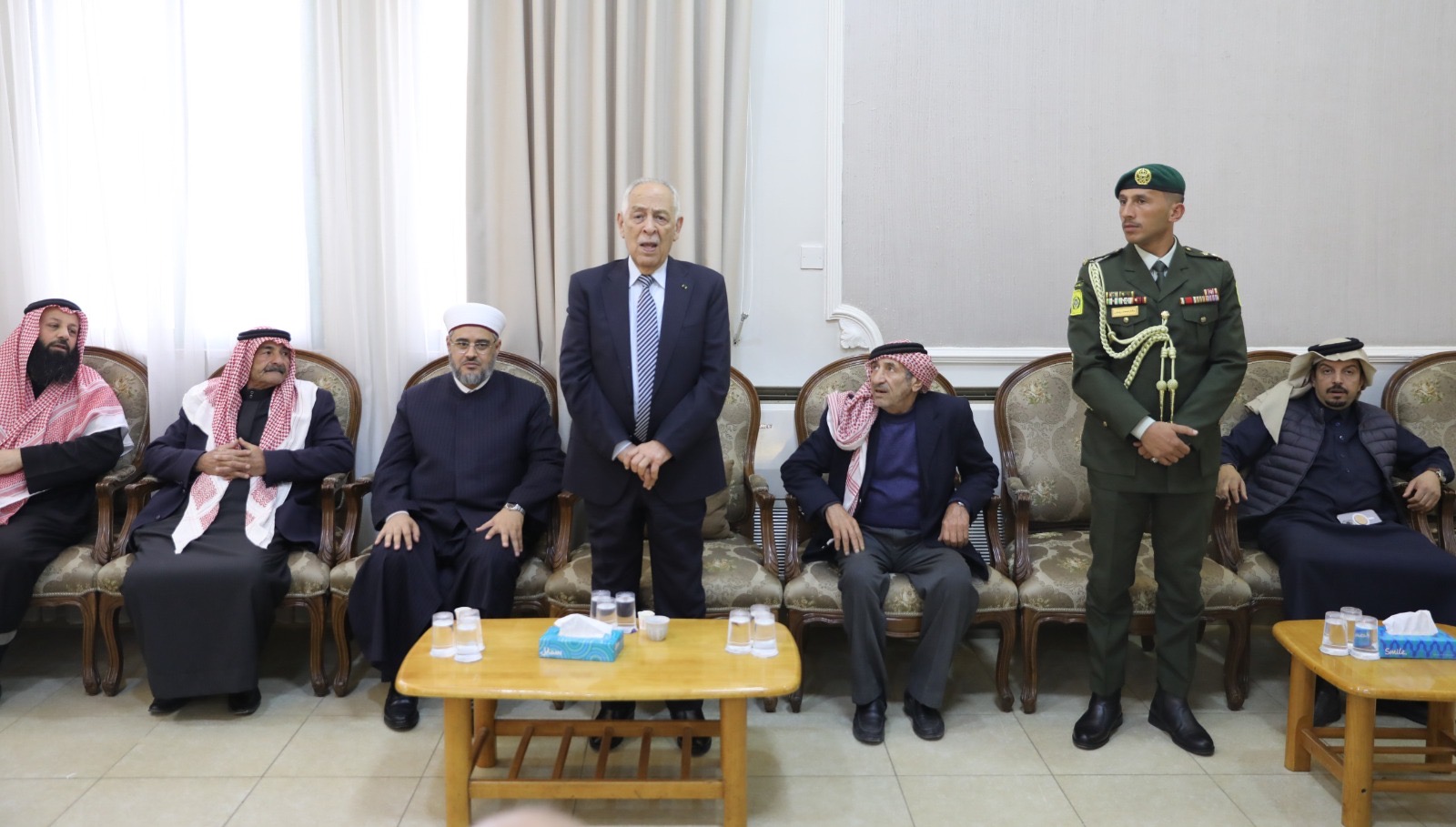 *مندوبا عن الملك وولي العهد… العيسوي يعزي عشيرة العمرو*