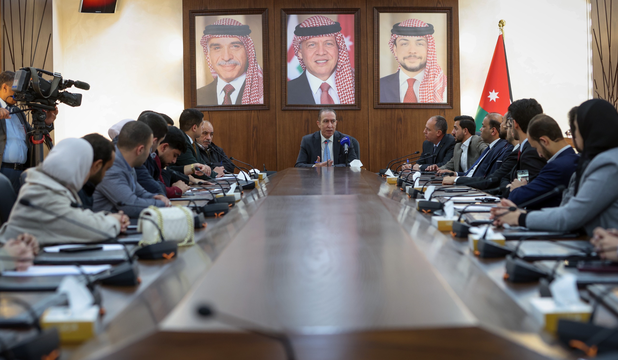 الطراونة يلتقي عددا من المشاركين في برنامج الزمالة البرلمانية