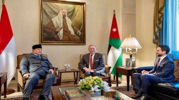 الملك يثمّن دور إندونيسيا في دعم السلام وحماية الفلسطينيين في غزة