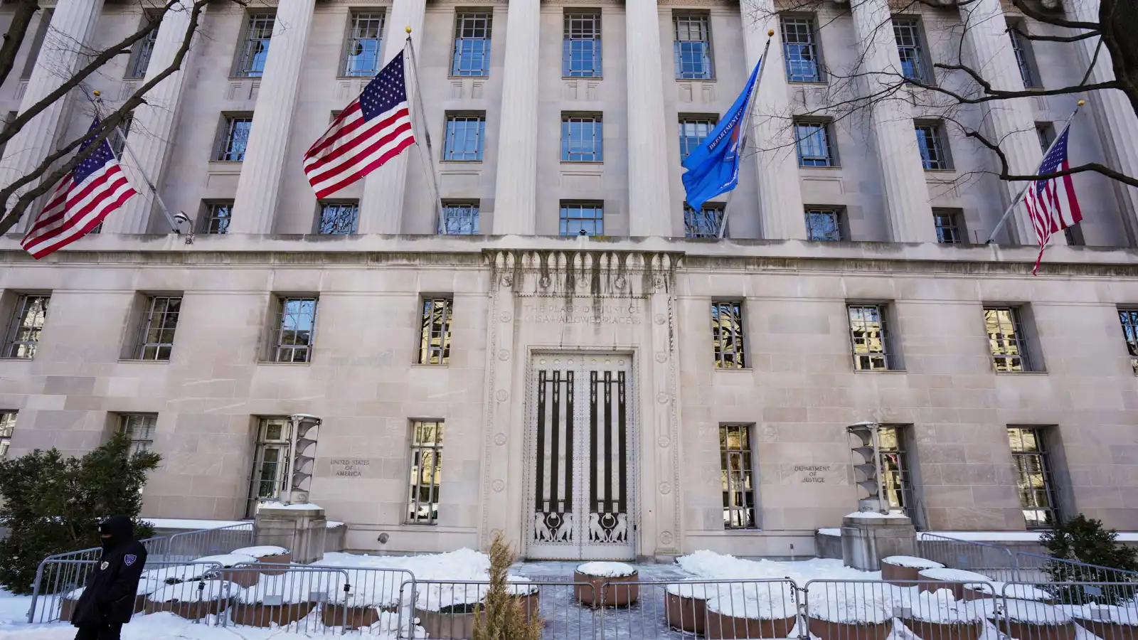 صورة حول : العدل الأميركية تعتقل طياراً درّب صينيين سراً العدل الأميركية تعتقل طياراً درّب صينيين سراً