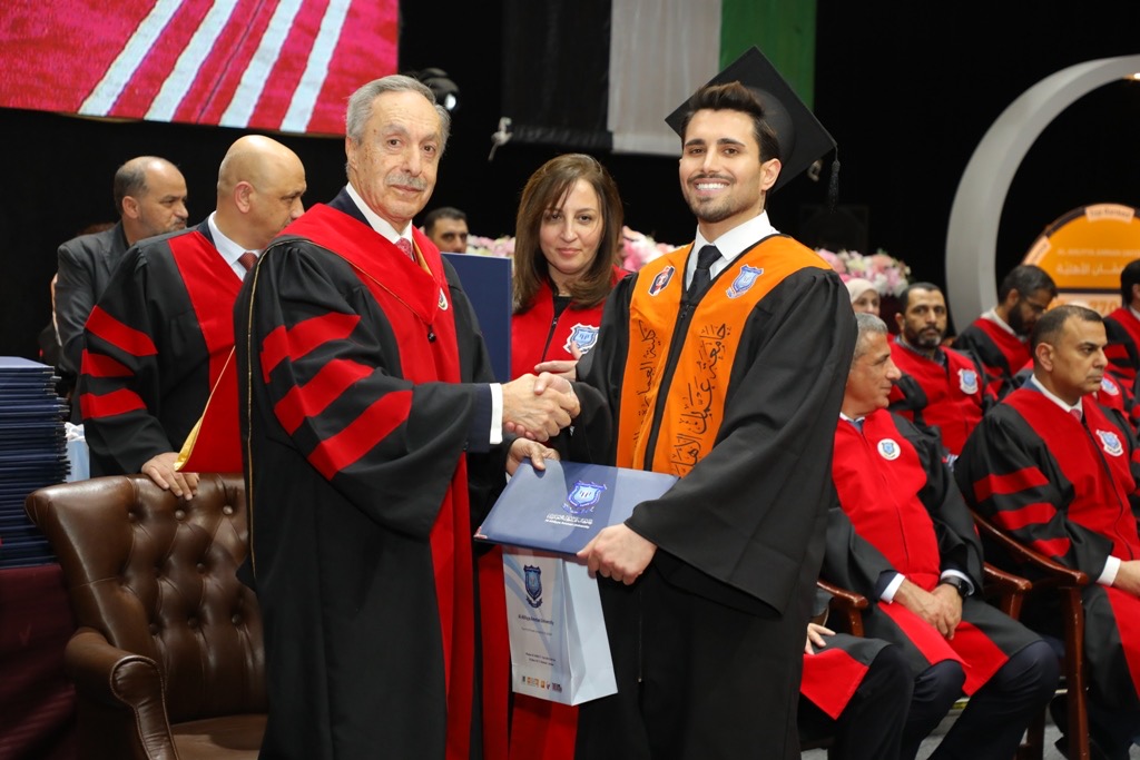 بالصور.. دولة الكباريتي يرعى اليوم الثاني لإحتفال عمان الاهلية بتخريج طلبة الفصل الاول من الفوج 33