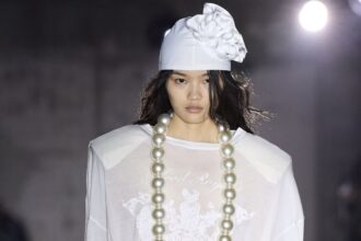 اللؤلؤ يتصدر صيحات الموضة لعام 2026 بأساليب تنسيق عصرية