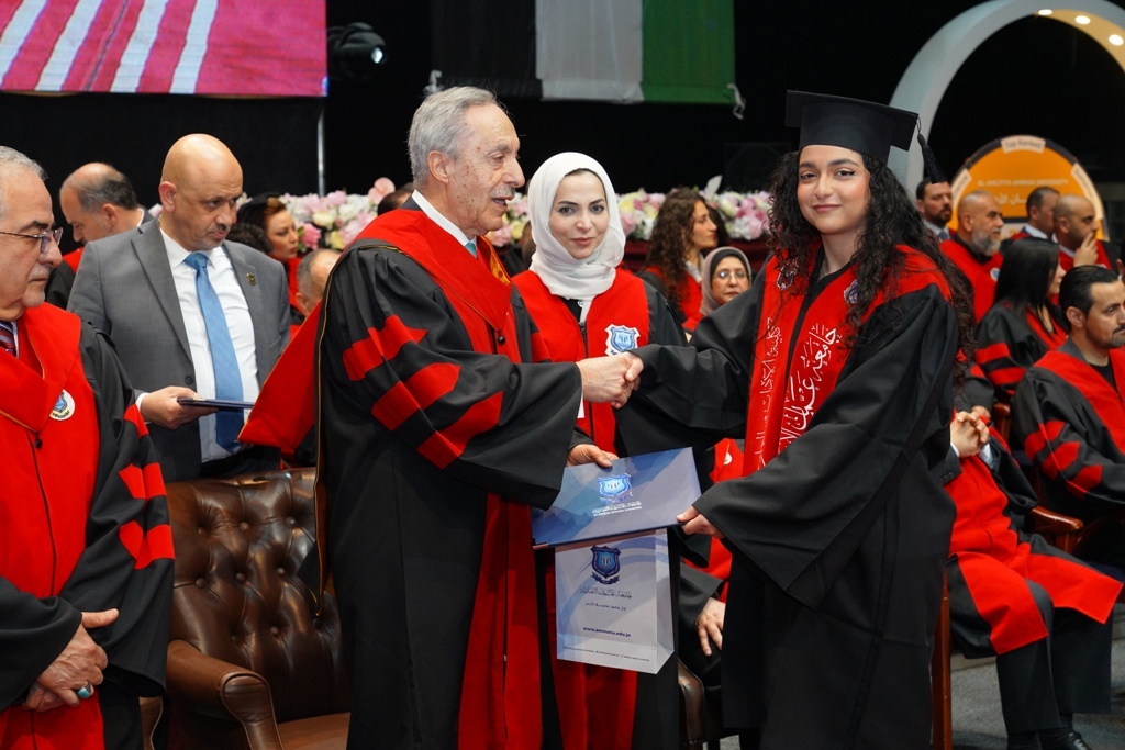 بالصور ... دولة الكباريتي يرعى اليوم الأول لإحتفال عمان الأهلية بتخريج طلبتها للفصل الأول من الفوج 33