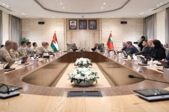 رئيس الأركان الأردني يبحث تعزيز التعاون العسكري مع كلية الدفاع الوطني الأمريكية