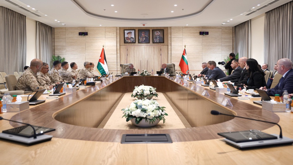 رئيس الأركان الأردني يبحث تعزيز التعاون العسكري مع كلية الدفاع الوطني الأمريكية
