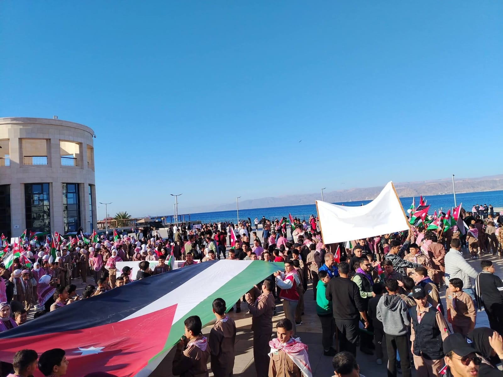 بالصور .. العقبة: مسيرة وطنية حاشدة بمناسبة عيد ميلاد الملك