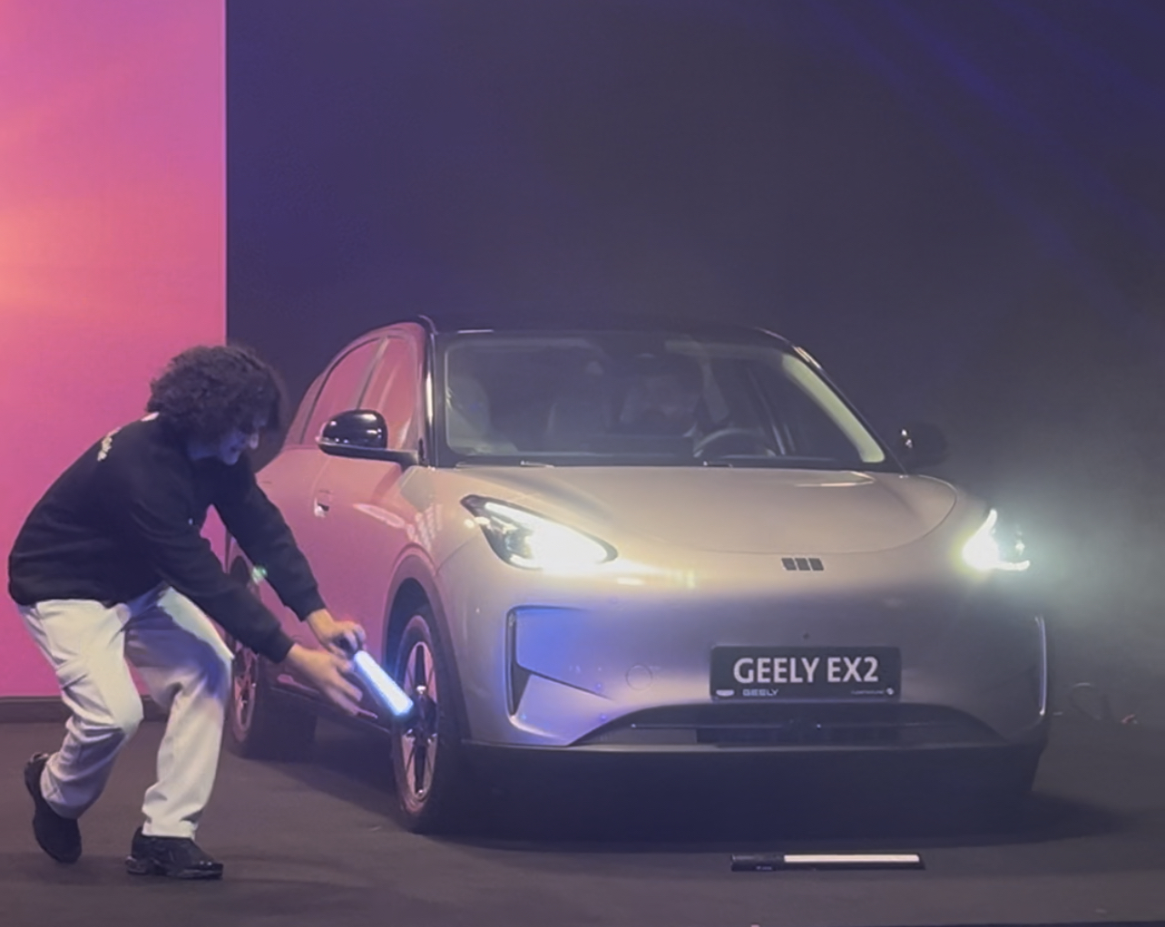 بالفيديو والصور .. جيلي EX2مصمّمة لعصر جديد من التنقّل الحضري