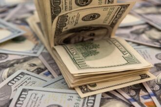 الدولار يحافظ على مكاسبه مع تراجع أسعار الذهب والفضة