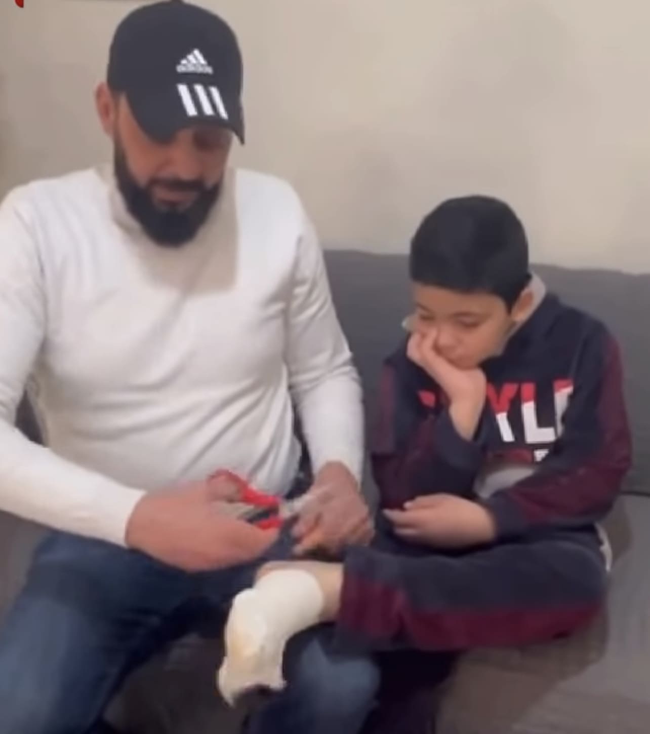 صورة حول : عاجل | بالفيديو .. اب يناشد " انا بخاف اصحى يوم الاقي ابني متوفي ! ابني نحرق وما حس بالوجع ابداً !!" عاجل | بالفيديو .. اب يناشد " انا بخاف اصحى يوم الاقي ابني متوفي ! ابني نحرق وما حس بالوجع ابداً !!"