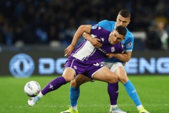 نابولي يحافظ على صدارة الدوري الإيطالي بفوز صعب على فيورنتينا