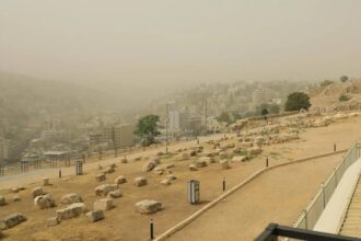 أمطار غزيرة وغبار كثيف يضرب المملكة