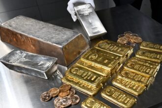 الذهب والفضة يواصلان الصعود مع تراجع الدولار