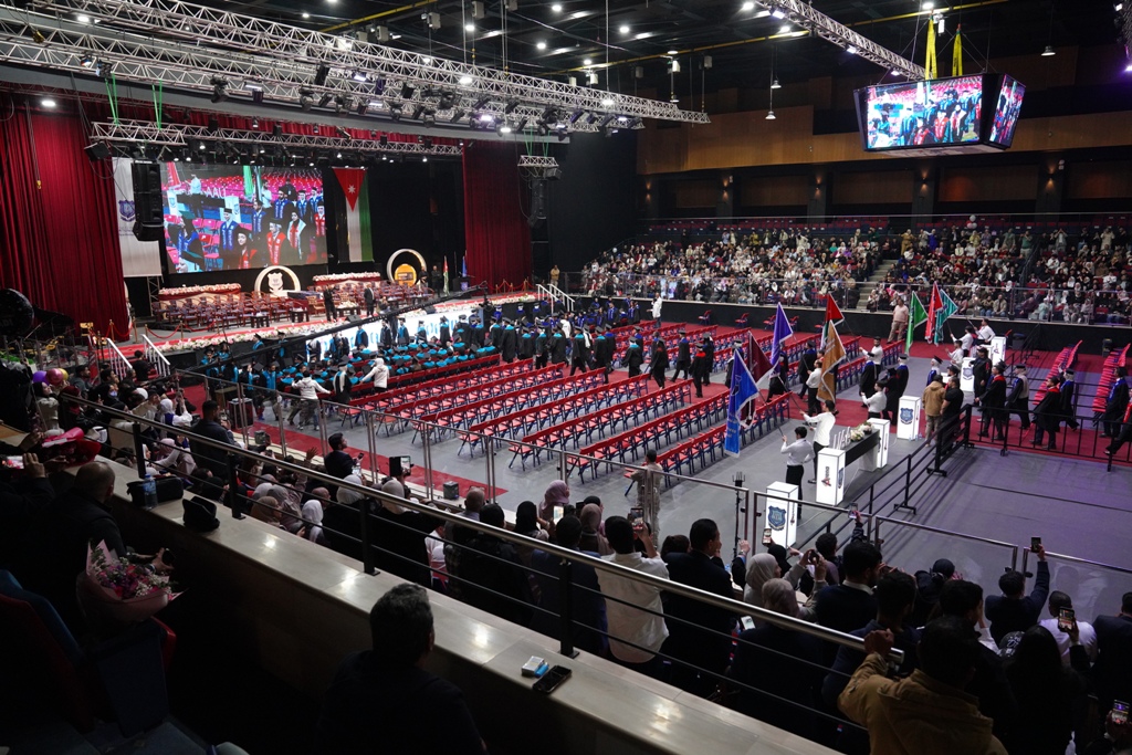 بالصور ... دولة الكباريتي يرعى اليوم الأول لإحتفال عمان الأهلية بتخريج طلبتها للفصل الأول من الفوج 33