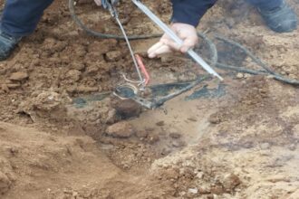 حملة لإزالة اعتداءات على خطوط المياه في الموقر جنوب عمّان