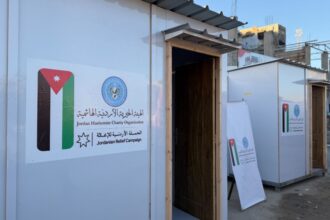 الهيئة الخيرية الأردنية تبدأ تصنيع وتوزيع المنازل المتنقلة داخل غزة