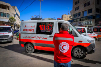 الهلال الأحمر الفلسطيني يسير تسع شاحنات طبية لغزة