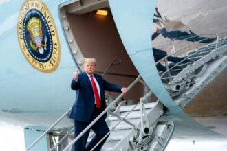 تصميم جديد لطائرات الرئاسة الأميركية يخالف النمط التقليدي ويستعيد ألواناً سابقة