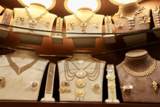 سعر غرام الذهب عيار 21 يصل إلى 100.5 دينار في السوق المحلية