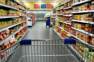 طلب مرتفع على المواد الغذائية مع اقتراب الشهر الفضيل والأسواق المحلية جاهزة