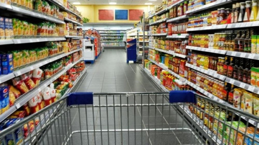 طلب مرتفع على المواد الغذائية مع اقتراب الشهر الفضيل والأسواق المحلية جاهزة