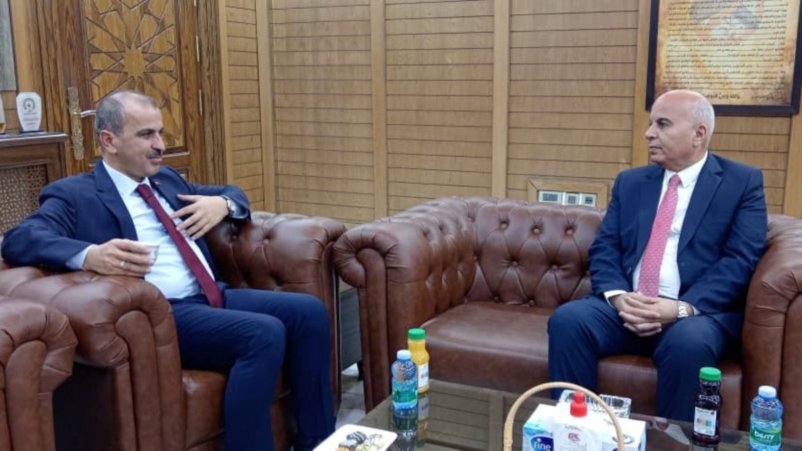 صورة حول : رئيس لجنة بلدية السلط يبحث مع السفير التركي تعزيز التعاون السياحي والتراثي رئيس لجنة بلدية السلط يبحث مع السفير التركي تعزيز التعاون السياحي والتراثي