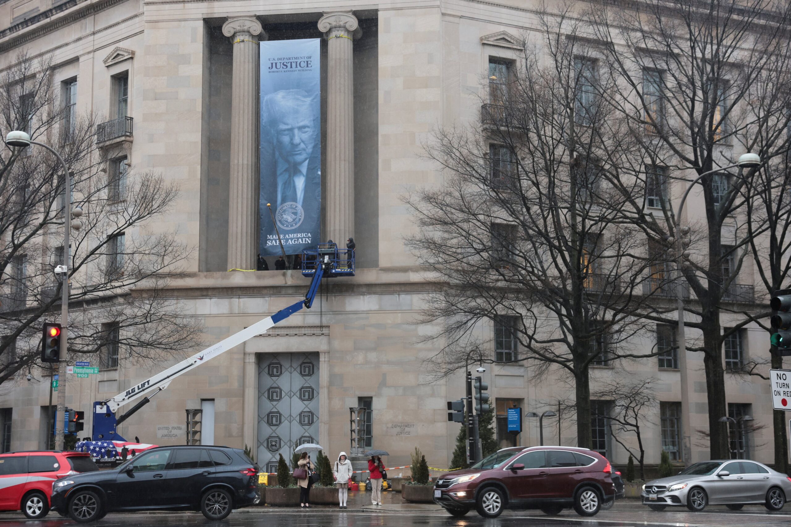 صورة حول : لافتة عملاقة لترامب على مقر "العدل" الأمريكية تثير الجدل لافتة عملاقة لترامب على مقر "العدل" الأمريكية تثير الجدل