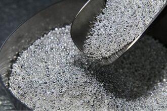 الفضة تكسر حاجز الـ 81 دولاراً.. قفزة "بيضاء" تعيد المعدن إلى قمة المشهد في 2026