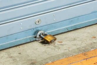 إتلاف 112 كيلوغرامًا من مواد تموينية منتهية الصلاحية في إربد