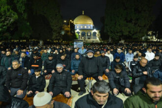 المسجد الأقصى يشهد حضور 60 ألف مصلٍ في أول ليالي رمضان