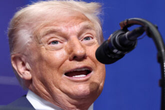 صحيفة بريطانية: الولايات المتحدة مستعدة لشن حرب على إيران بحلول السبت