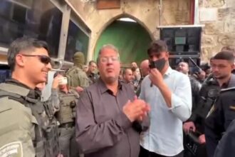 بن غفير يقتحم محيط المسجد الأقصى في أولى جمع رمضان وسط قيود مشددة