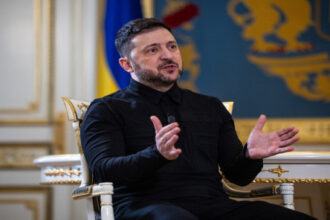 زيلينسكي: الولايات المتحدة وروسيا تطلبان من أوكرانيا سحب قواتها بالكامل من دونباس