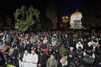 100 ألف مصل يؤدون صلاة التراويح في المسجد الأقصى رغم القيود الإسرائيلية