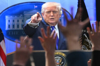 ترامب يرفع التعرفة الجمركية الشاملة إلى 15% بعد قرار المحكمة العليا