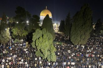 60 ألف مصلٍ يؤدون العشاء والتراويح في المسجد الأقصى رغم القيود الإسرائيلية