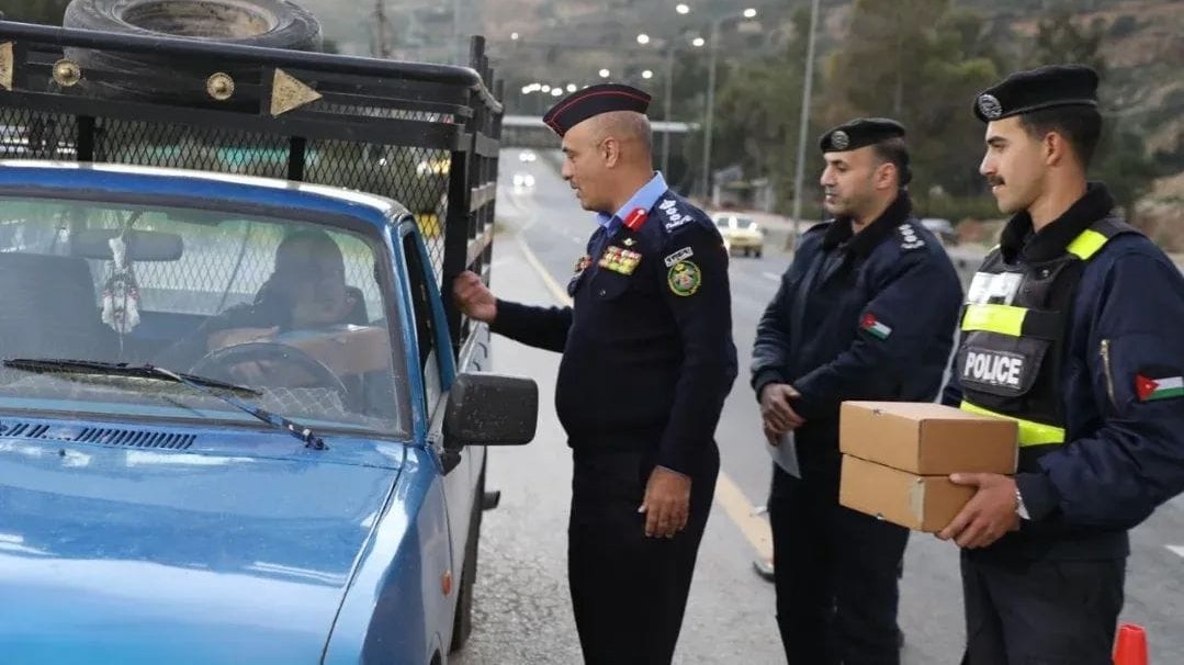 الدوريات الخارجية تواصل مبادرة “إفطار صائم” على الطرق الخارجية