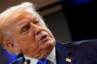 ترامب يلوح بضربة "تغيير النظام" وبزشكيان يرى بصيص أمل