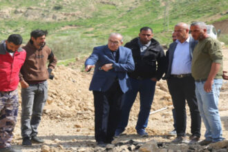 وزير الأشغال يتفقد مشروع إعادة تأهيل طريق وادي شعيب ويشدد على السلامة والجودة