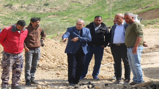 وزير الأشغال يتفقد مشروع إعادة تأهيل طريق وادي شعيب ويشدد على السلامة والجودة