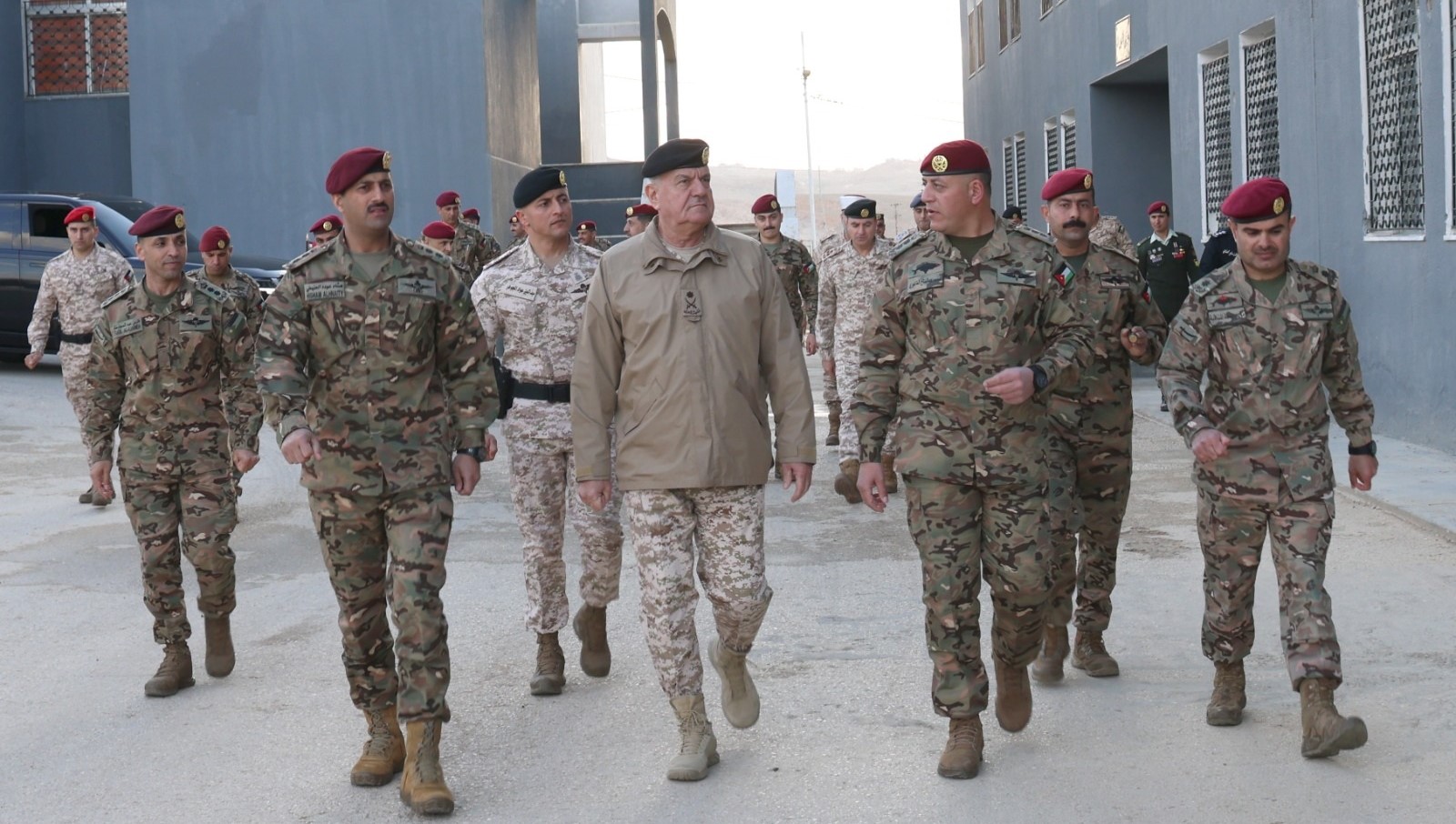 صورة حول : اللواء الركن يوسف الحنيطي يزور كتيبة الصاعقة والمظليين ويشاركهم الإفطار الرمضاني اللواء الركن يوسف الحنيطي يزور كتيبة الصاعقة والمظليين ويشاركهم الإفطار الرمضاني