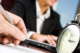 هيئة الخدمة تمدد استطلاع آراء الموظفين وتكشف مبررات تقليص أيام الدوام