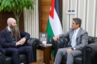 وزير الشباب يلتقي السفير الأميركي لبحث دعم الشباب الأردني