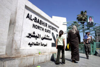 "البشير" يداوي جراح طفل وقصة صمود إنسانية تتصدر المشهد