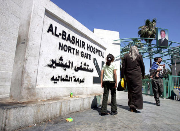 صورة حول : "البشير" يداوي جراح طفل وقصة صمود إنسانية تتصدر المشهد "البشير" يداوي جراح طفل وقصة صمود إنسانية تتصدر المشهد