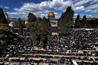 رغم أنف الاحتلال…. 100 ألف مصلٍ بالمسجد الأقصى