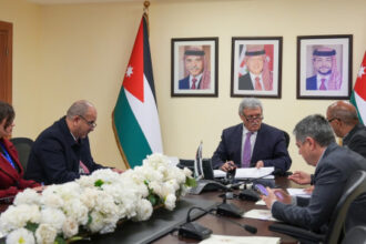 وزير النقل يبحث تطوير خدمات النقل العام وتحسين كفاءة الحافلات