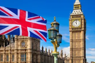 بريطانيا تسحب موظفيها من إيران