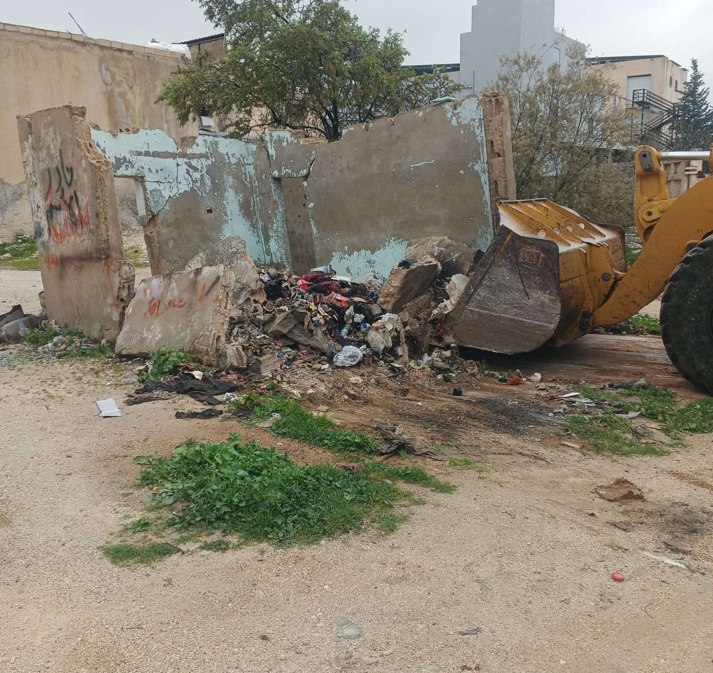 بلدية إربد تزيل بناءً مهجورًا وآيلًا للسقوط في شارع حكما