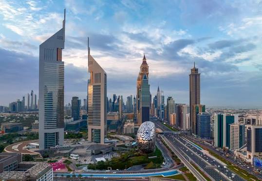 صورة حول : دوي 3 انفجارات كبيرة يهز إمارة دبي وسط موجة صاروخية دوي 3 انفجارات كبيرة يهز إمارة دبي وسط موجة صاروخية