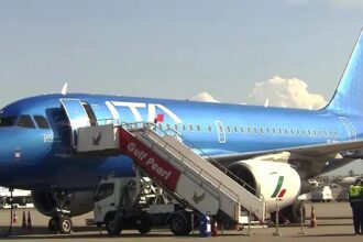 الهجوم الأميركي والإسرائيلي على إيران يوقف ويعلق الرحلات الجوية في الشرق الأوسط والعالم